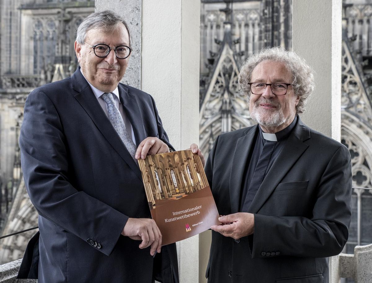 Abraham Lehrer (links) und Weihbischof Rolf Steinhäuser (rechts) präsentieren die Ausschreibung des Internationalen Kunstwettbewerbs. 