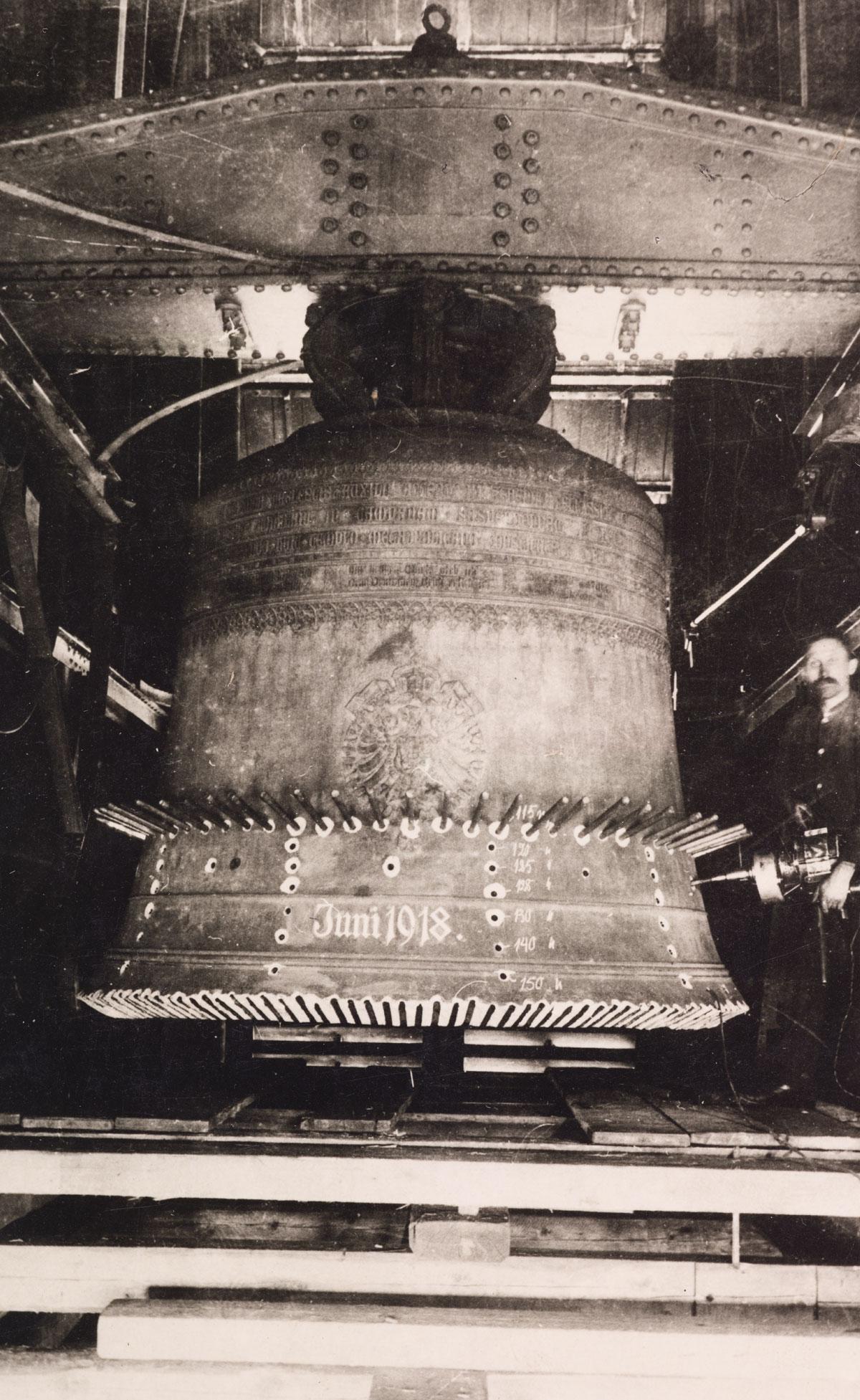 Zunächst wurden Bohrlöcher angelegt, in die mit schweren Hämmern Stahlkeile eingetrieben wurden.