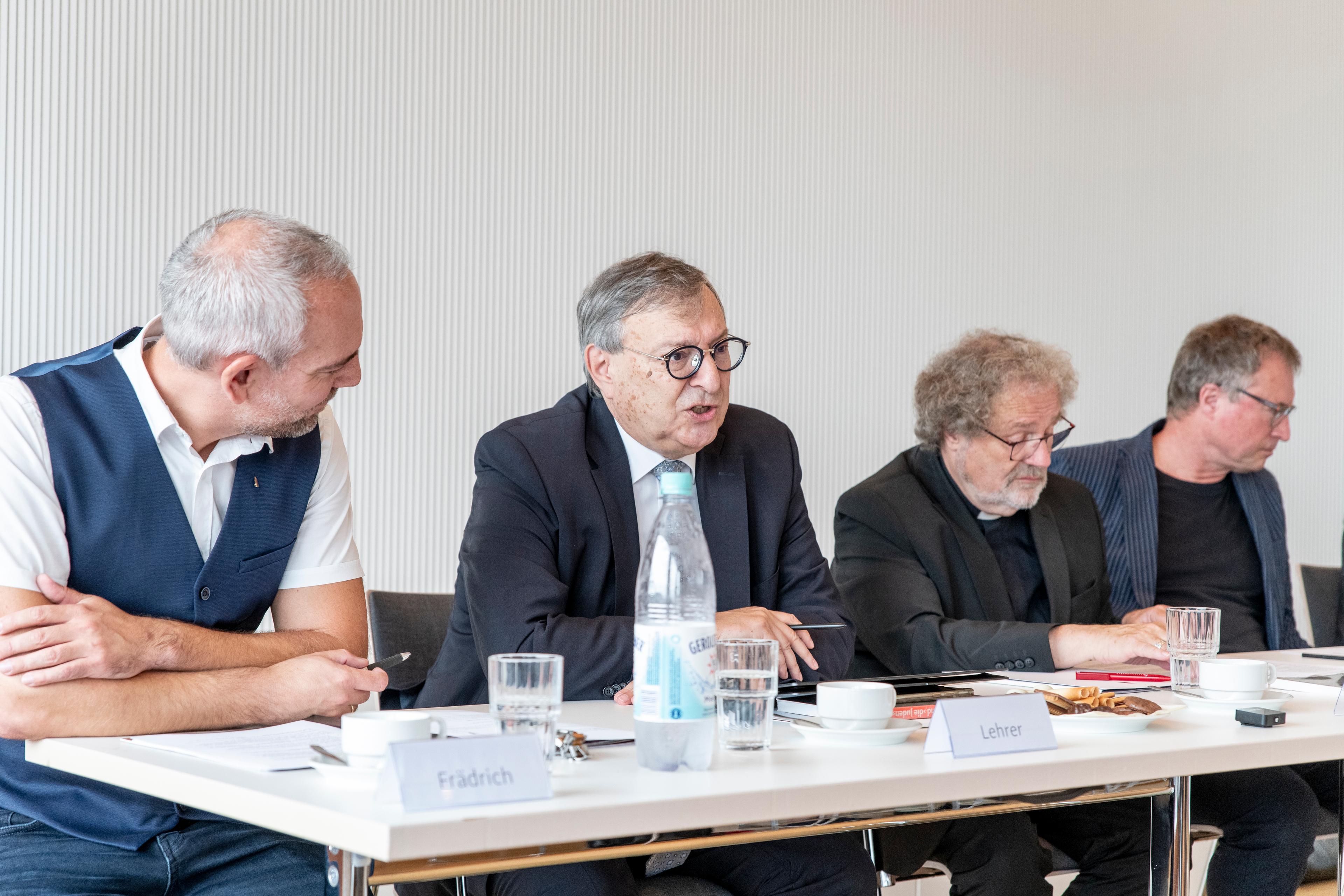 (v.l.n.r.) Markus Frädrich, Abraham Lehrer, Weihbischof Rolf Steinhäuser, Dr. Stefan Kraus