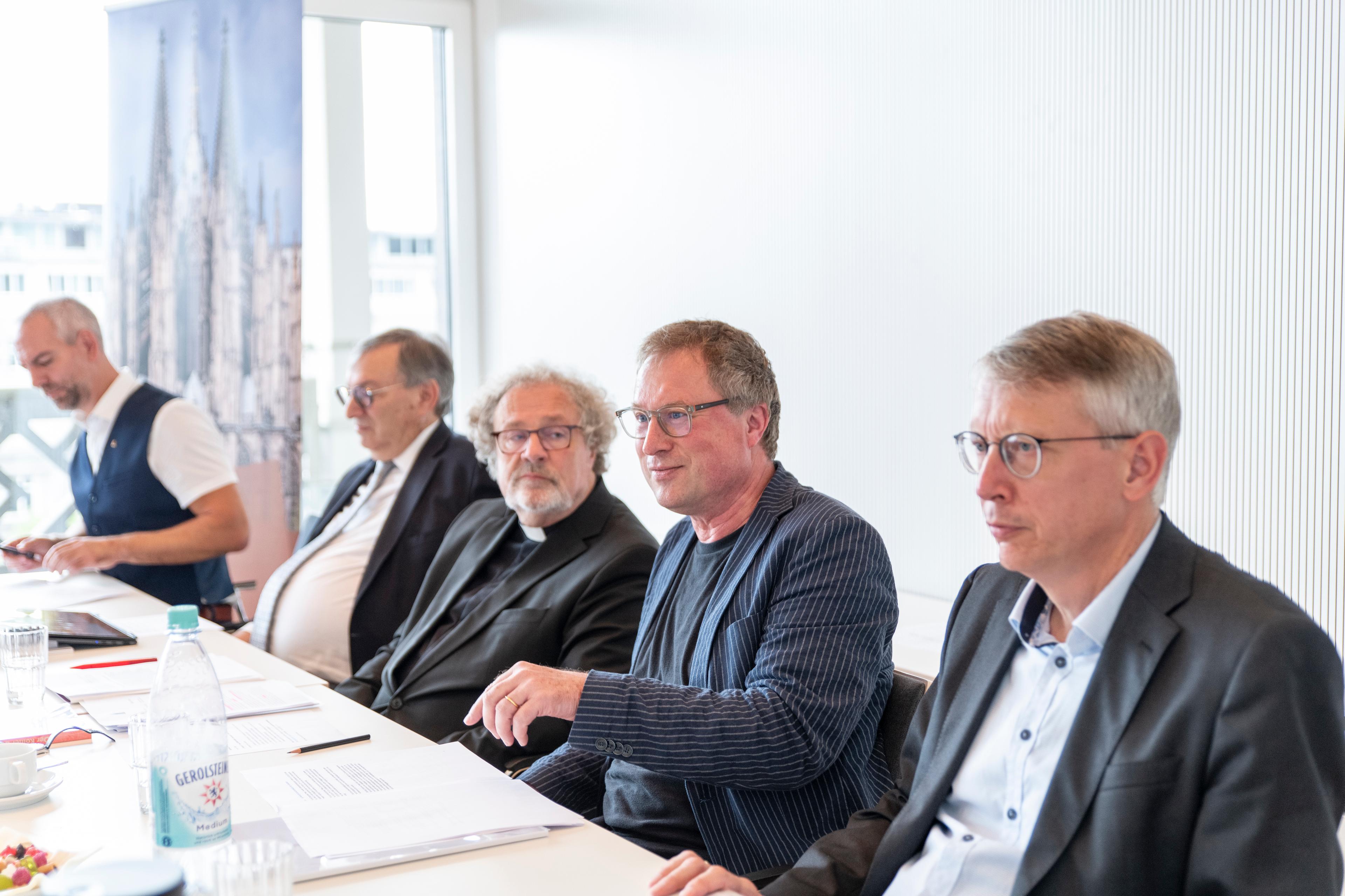 (v.l.n.r.) Markus Frädrich, Abraham Lehrer, Weihbischof Rolf Steinhäuser, Dr. Stefan Kraus, Diakon Jens Freiwald