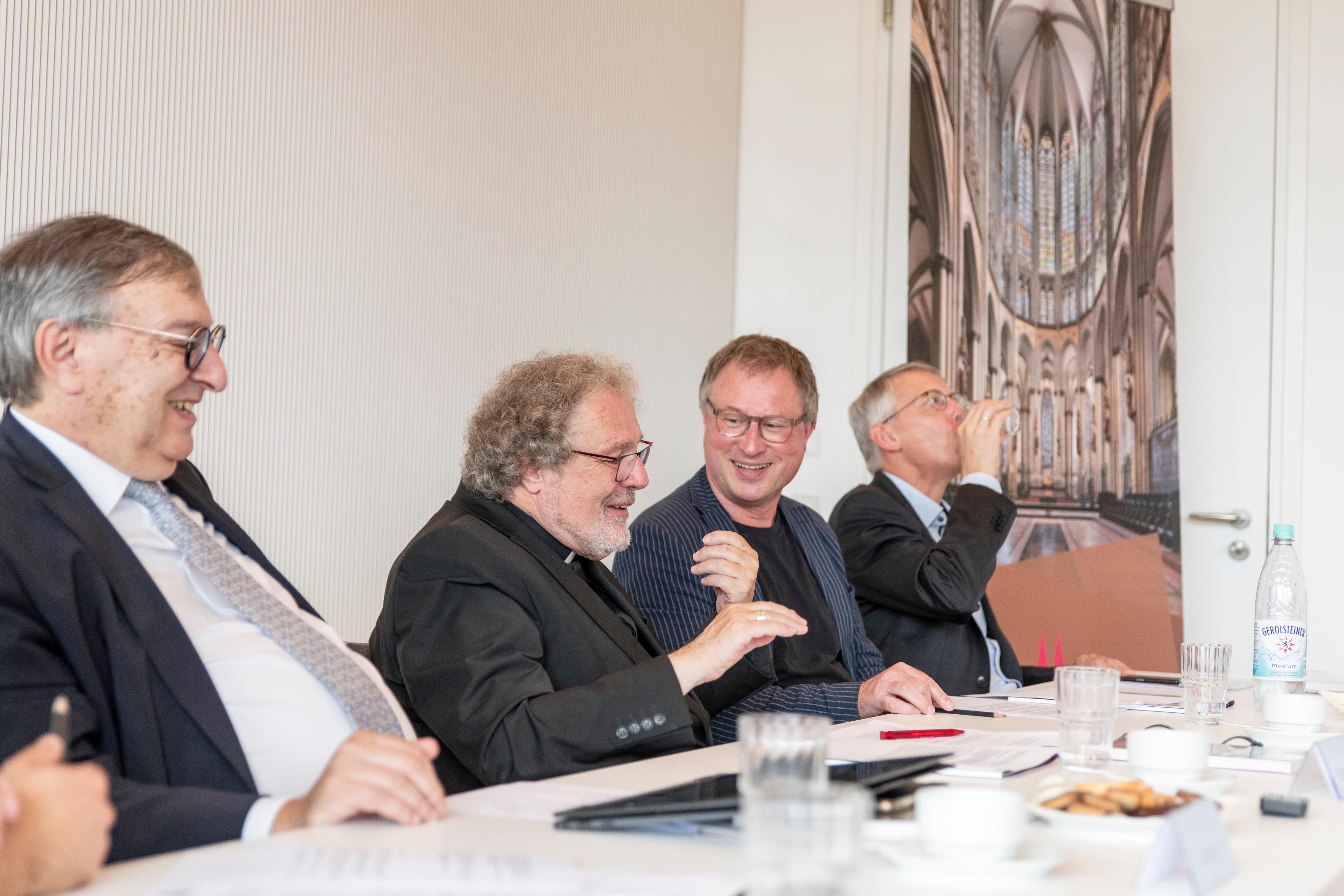 (v.l.n.r.) Abraham Lehrer, Weihbischof Rolf Steinhäuser, Dr. Stefan Kraus, Diakon Jens Freiwald