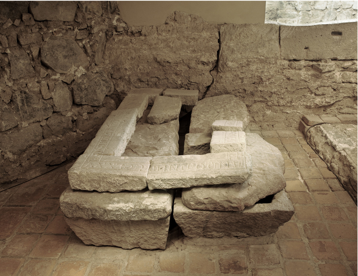 Gräber in der Vorhalle