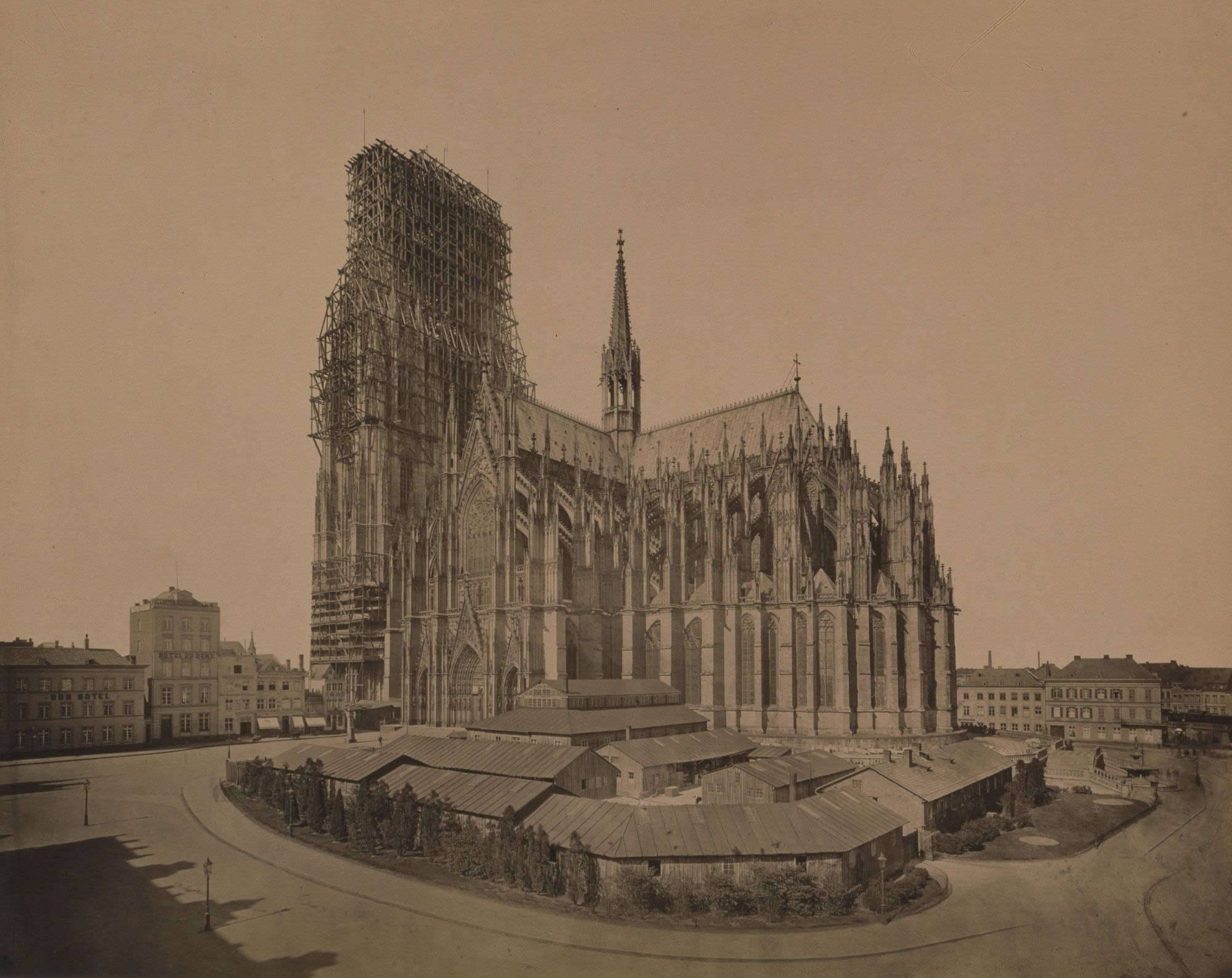 Ansicht von unten nach oben einer alten gotischen kathedrale vor